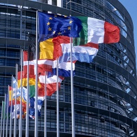 Via libera dal Parlamento europeo alla riforma del Patto di stabilità. Gentiloni: “L’Italia contenga la spesa”